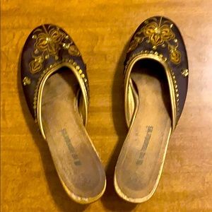 No boundaries slip on embellished shoes w/heel sz8